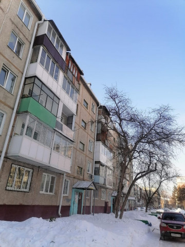 Произведена очистка кровли от снежных свесов по б-р Строителей 32