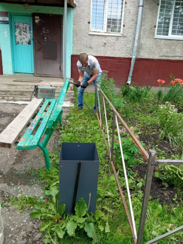 Установка ограждения газона на пр. Ленинградском 23Б.