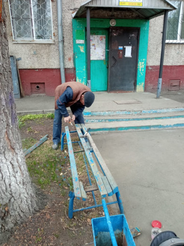 Установка урн и ремонт лавочек по б-р Строителей 30