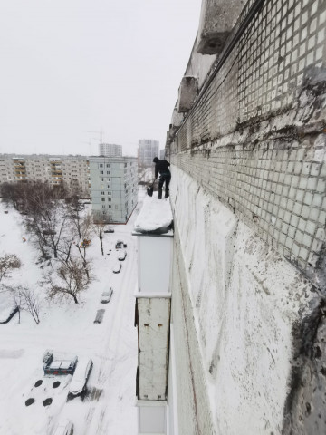 Очистка от снега и наледи ж/б козырьков над балконами верхних этажей, Марковцева 12Б