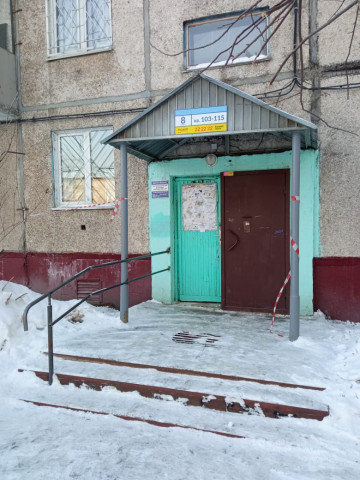Установка новых поручней на 8 подъезде б-р Строителей 32