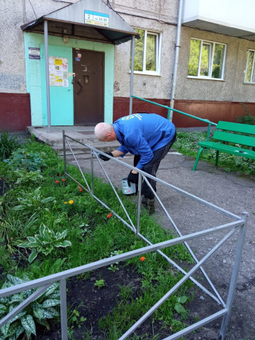 Покос, покраска садовых диванов и ограждений на пр. Ленинградском 23Б.
